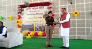 नई शिक्षा नीति को लेकर पुलिस मॉडल स्कूल में सांसद से बच्चों ने पूछे सवाल छात्र-छात्राओं में उत्साह देखने को मिला 2 IMG 20221207 124235