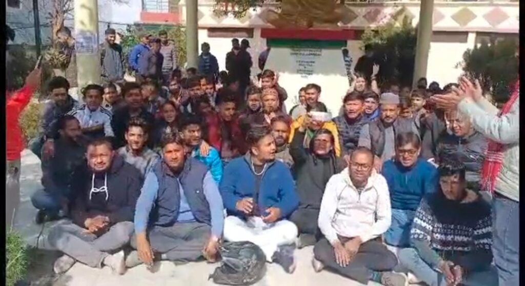 देहरादून में बेरोजगार युवाओं पर हुए लाठीचार्ज के विरोध में पूरे प्रदेश के युवाओं में आक्रोश, निकाला जुलूस 1 IMG-20230210-WA0012