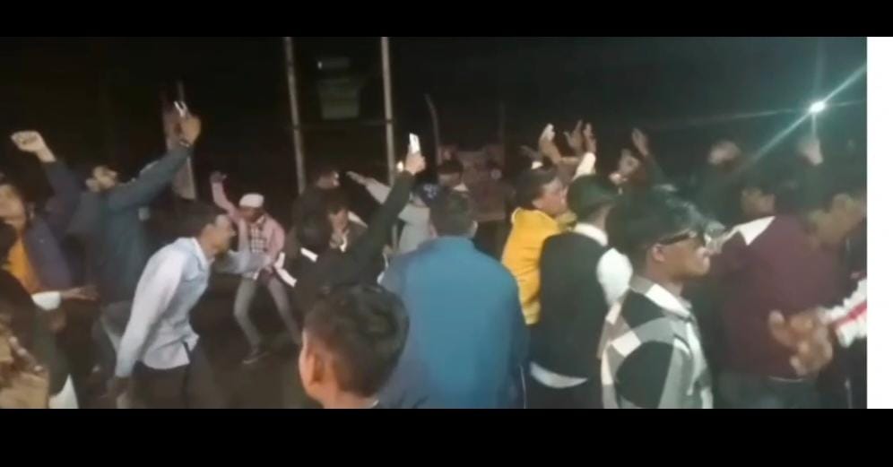 सड़क पर गानों की धुन पर नाच रहे बारातियों को कार ने रौंदा,एक की मौत 31 घायल 1 IMG-20230211-WA0003
