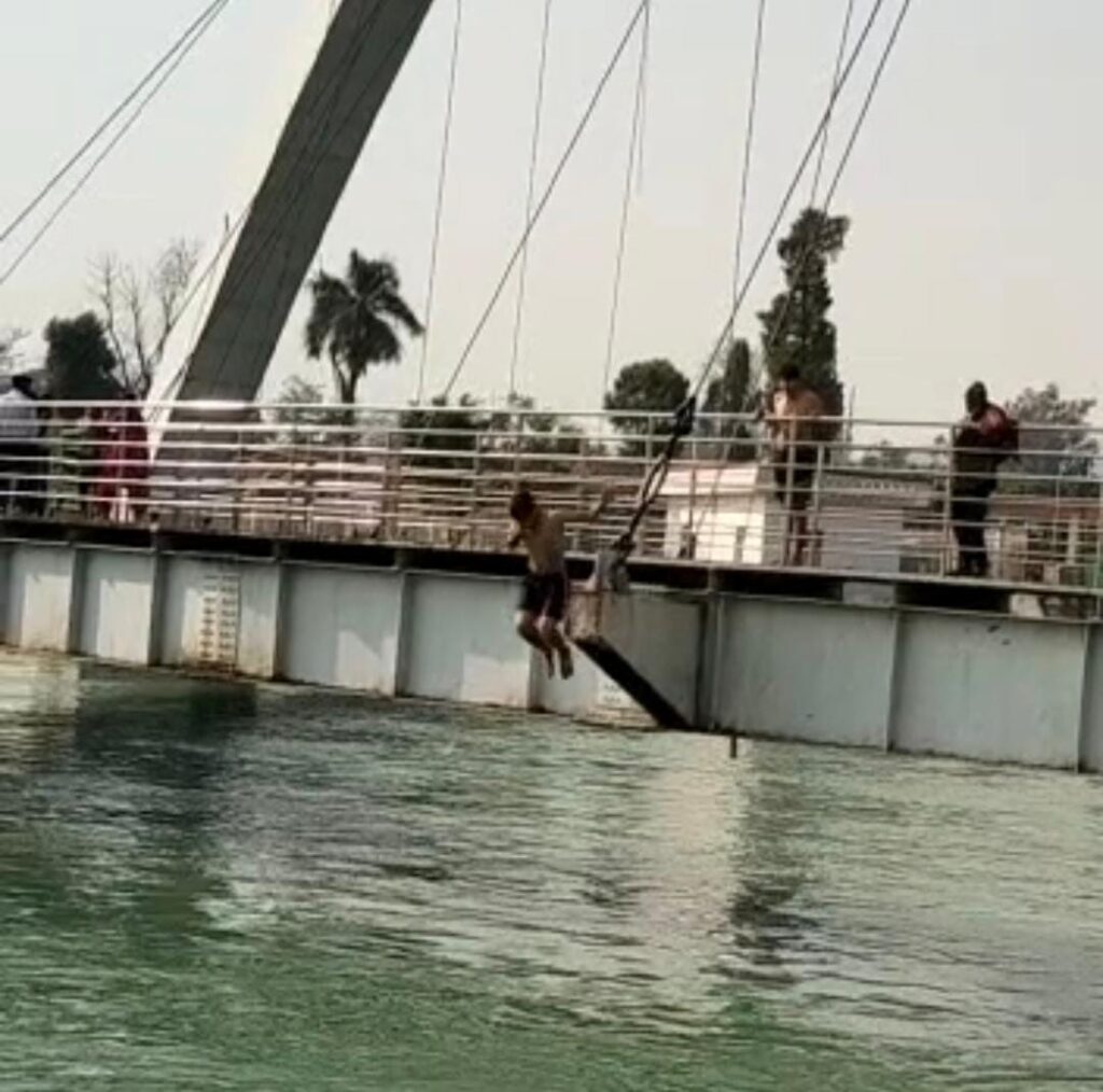 लापरवाही पड़ी एनडीए के छात्र को भारी ,गंगा में डूबने से हुई मौत जल पुलिस कर रही है शव की तलाश 1 IMG-20230219-WA0001