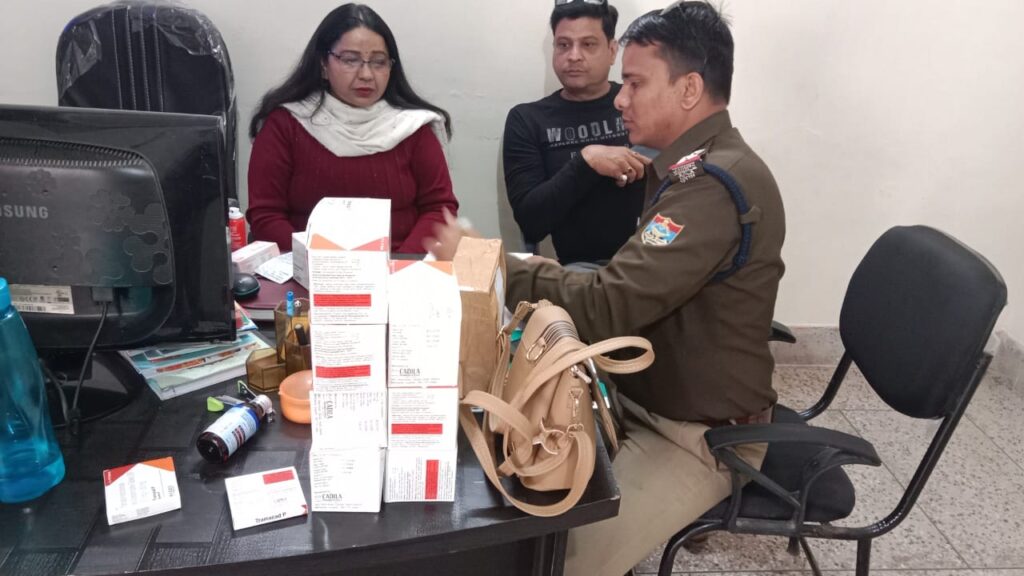 दवा निरीक्षक अनीता भारती ने बहादराबाद पुलिस के साथ मिलकर दवा गोदाम पर की छापेमारी की कार्रवाई , प्रतिबंधित दवाई बरामद। 1 IMG-20230221-WA0033