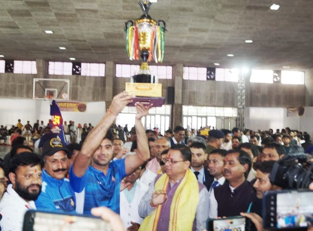 मुख्यमंत्री पुष्कर सिंह धामी ने अखिल भारतीय बास्केटबॉल इन्विटेशन टूर्नामेंट के समापन अवसर पर प्रतिभागियों को किए पुरस्कार वितरित। 1 IMG-20230227-WA0007