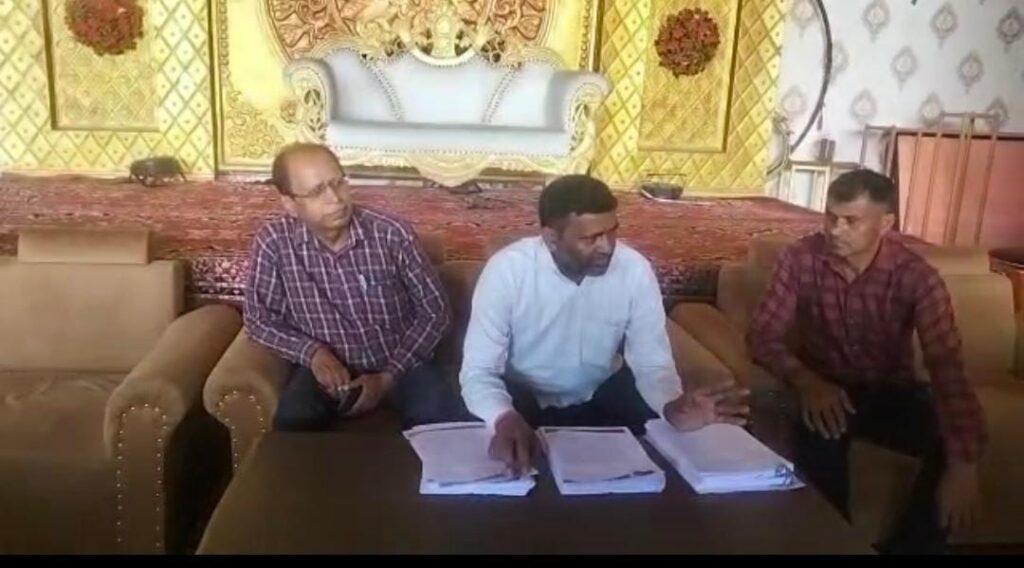 भाजपा अनुसूचित मोर्चा प्रदेश मंत्री ने जिला पंचायत सदस्य व ग्राम प्रधान पर फ़र्ज़ी दस्तावेज पर चुनाव लड़ने का लगाया आरोप 1 IMG-20230419-WA0007
