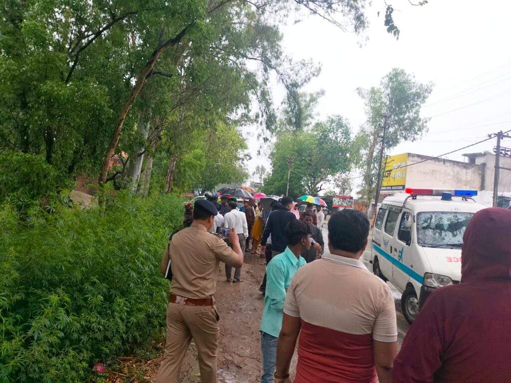 झाड़ियों से छात्र का शव मिलने से मचा हड़कंप पुलिस जांच में जुटी 1 IMG-20230502-WA0011