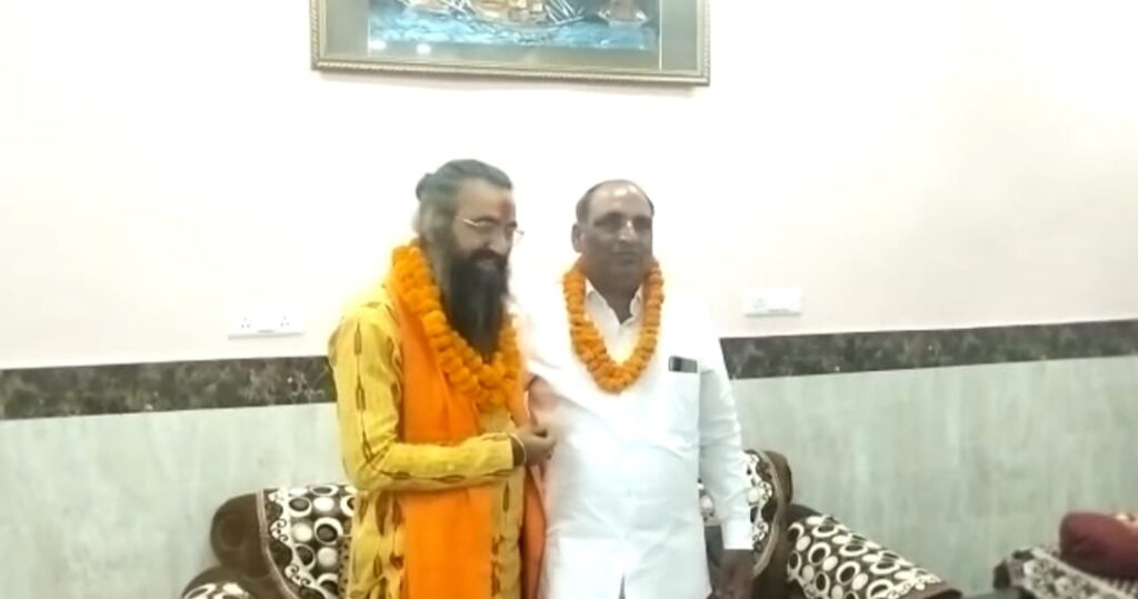 माँ बगलामुखी उपासक आचार्य लोकेश शास्त्री का फूल माला व पटका पहनाकर भव्य स्वागत किया। 1 IMG-20230522-WA0041