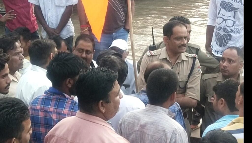 रुड़की नगर निगम के पास गोस्वामी समाज ने शंकराचार्य के घाट के लिए की मूर्ति पूजन दलित समाज आया सामने किया धरना प्रदर्शन कोतवाली पुलिस ने संभाला मोर्चा मामला कराया शांत 1 IMG-20230525-WA0042