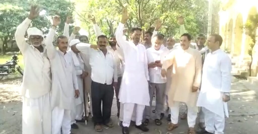 किसानों ने विद्युत विभाग कार्यालय पर दिया धरना,आंदोलन की दी चेतावनी 1 IMG-20230601-WA0026