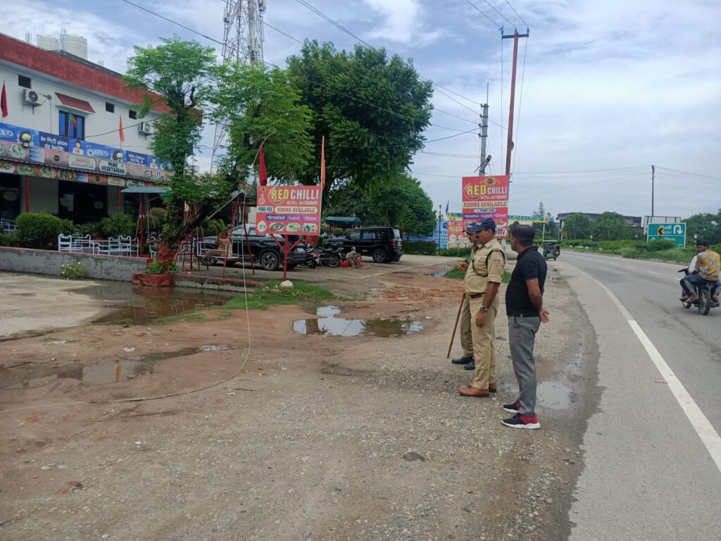 सब इंस्पेक्टर नरेंद्र राठी की तत्परता से टला बड़ा हादसा कोर कॉलेज के पास हाईवे पर बिजली की चलती लाइन का तार टूट कर गिरा, 1 IMG-20230706-WA0056