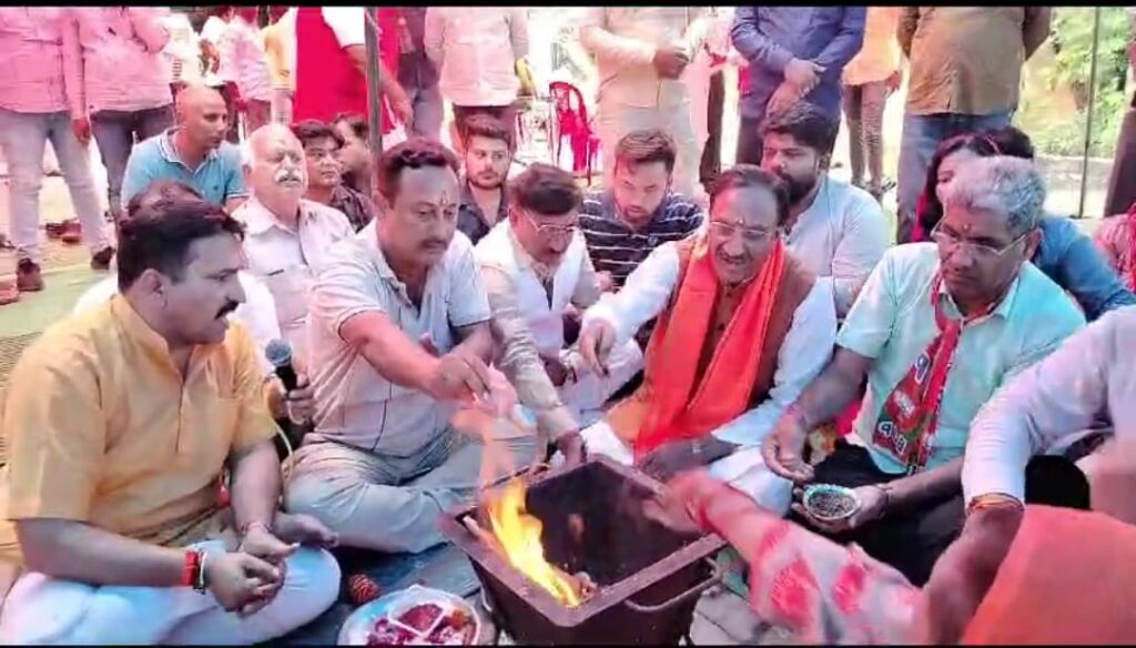 भाजपा युवा मोर्चा द्वारा आयोजित शिवीर का हवन पूजन कर सांसद हरिद्वार निशंक व राज्यसभा सांसद नरेश बंसल ने किया उद्घाटन 1 IMG-20230707-WA0034