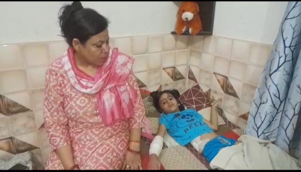 नगर के नामी-गिरामी स्कूल में छात्रा पर बंदर ने किया था हमला, बच्ची के परिजनों ने स्कूल प्रबंधन पर लगाए आरोप 1 IMG-20230707-WA0038