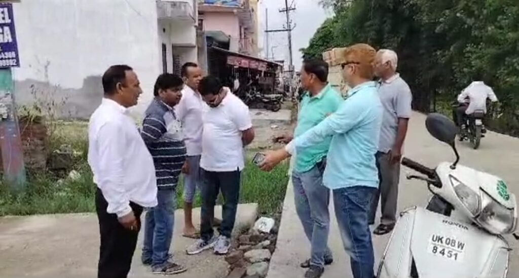 करोड़ों रुपए से बनी सड़क नहीं चल पाई एक महीना स्थानीय ग्रामीणों का आरोप करोड़ों का बजट चढ़ा भ्रष्टाचारी की भेंट। 1 IMG-20230708-WA0024