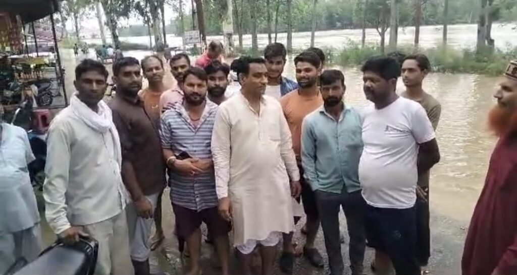 कलियर विधानसभा विधायक फुरकान अहमद ने क्षेत्र का किया निरीक्षण रतमऊ नदी उफान पर, दर्जनों गाँवो में भरा पानी,सड़कों पर भरा कई फुट पानी 1 IMG-20230711-WA0016