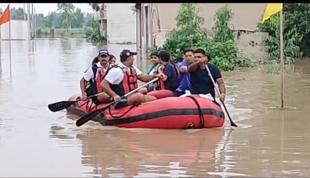 रुड़की ज्वाइंट मजिस्ट्रेट एवं प्रभारी निरीक्षक ने रेस्क्यू कर छात्राओं को सकुशल पहुंचाया सुरक्षित छात्राओं ने पुलिस प्रशासन का जताया आभार 1 IMG-20230711-WA0020