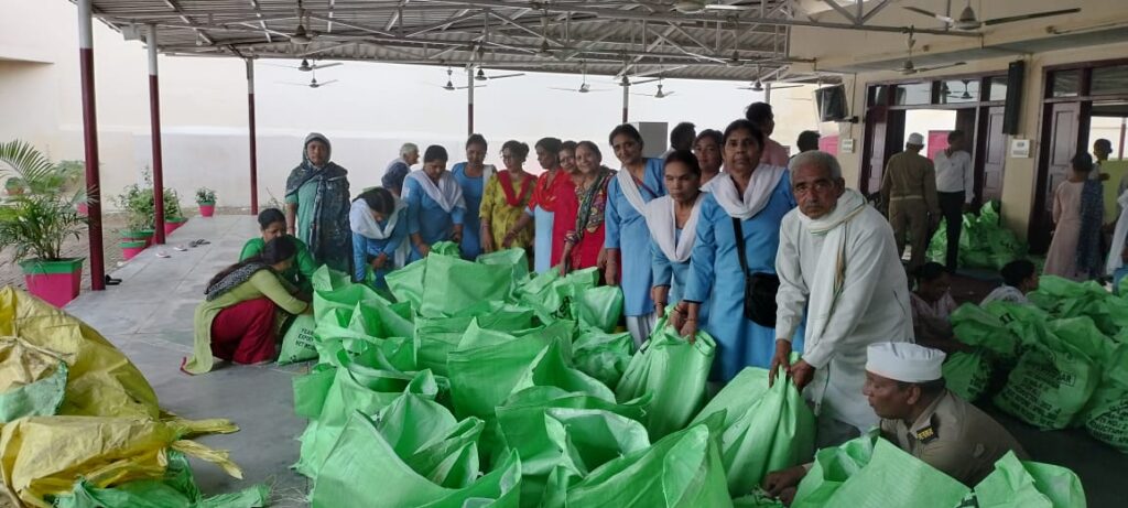 रुड़की संत निरंकारी सत्संग भवन के द्वारा बाढ़ पीड़ितों के लिए 400 पैकेट खाद्य सामग्री किए तैयार कल भेजे जाएंगे बाढ़ पीड़ितों क्षेत्रों में 1 IMG-20230715-WA0091