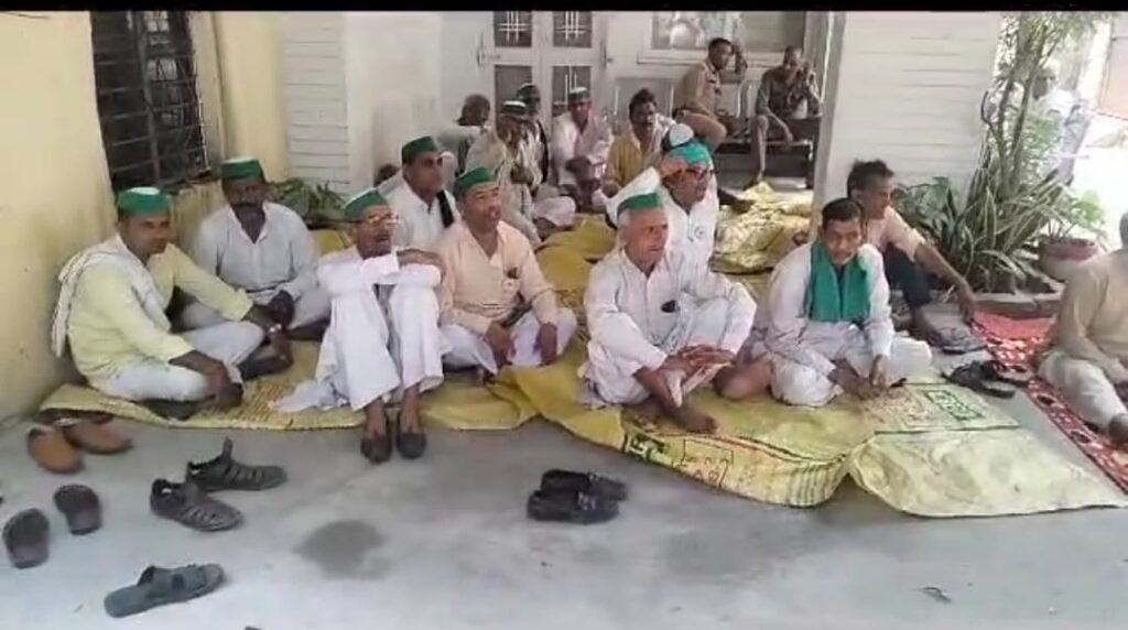 ज्ञापन देने के बाद भी नहीं पहुंचे अधिकारी गांव ,किसानों ने भारी संख्या में पहुंचकर ज्वाइन मजिस्ट्रेट का कार्यालय का किया घेराव 1 IMG-20230721-WA0012