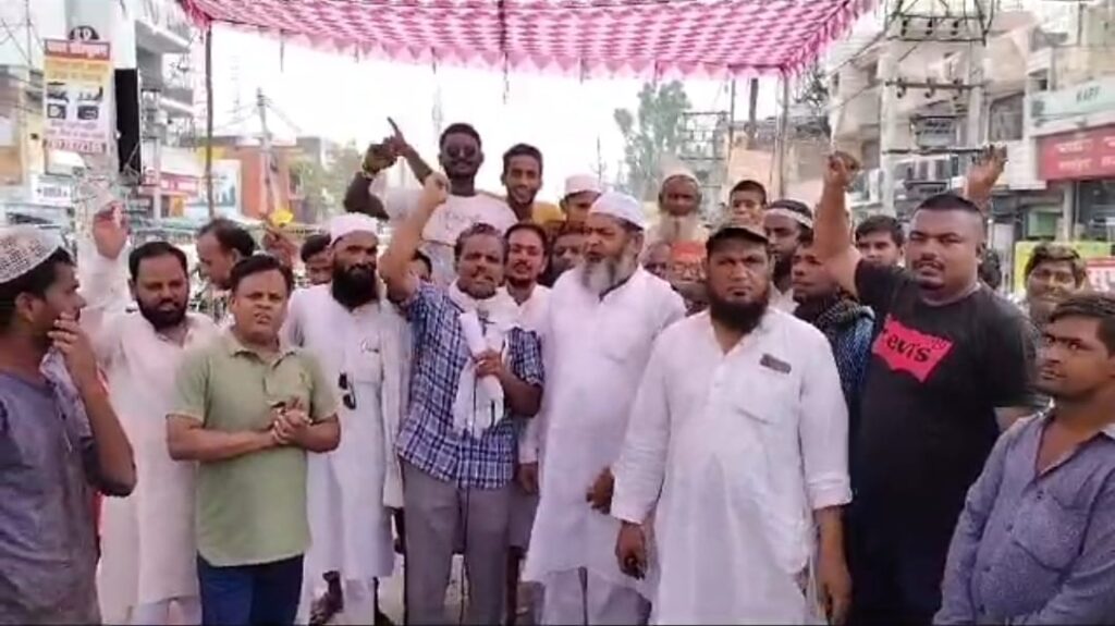 रुड़की रामपुर रोड के हालात खस्ताहाल स्थानीय निवासी भारी संख्या पर बैठे धरने पर 1 IMG-20230801-WA0042
