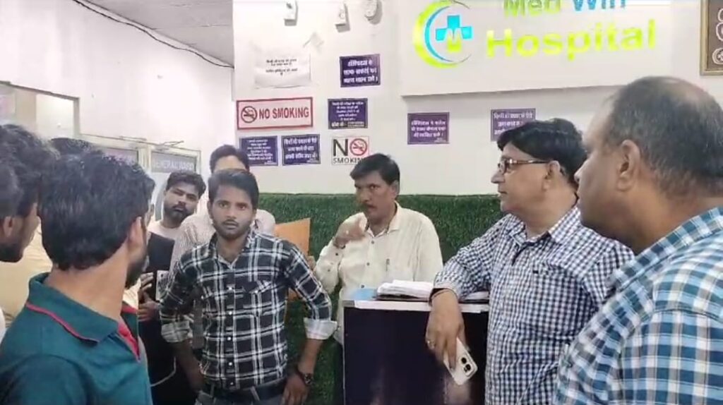 रुड़की में डॉक्टर नहीं कंपाउंडर एवं कर्मचारी चला रहे थे हॉस्पिटल स्वास्थ्य विभाग की टीम पहुंची मौके पर मचा हड़कंप । 1 IMG-20230821-WA0020