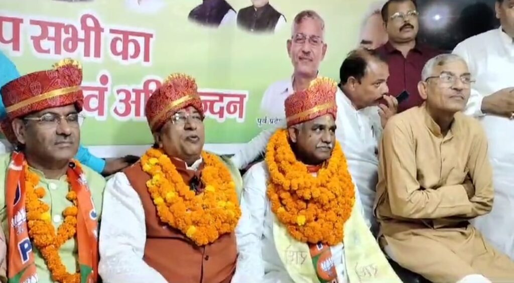 राज्यसभा सांसद नरेश बंसल पूर्व कैबिनेट मंत्री मदन कौशिक का ए टू ज ऑटोमोबाइल पर भाजपा कार्यकर्ताओं ने किया जोरदार स्वागत-देख पूरी खबर 1 IMG-20230828-WA0038