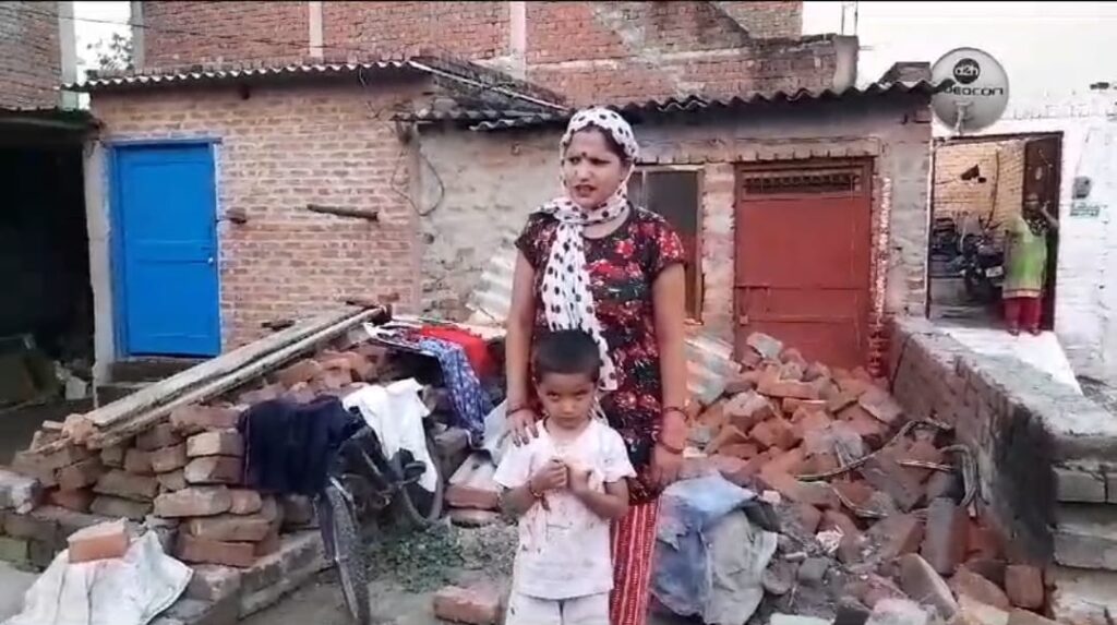 बरसात में विकलांग महिला का छिन गया था आशियाना सरकार से मकान बनाने की मदद में मिले मात्र₹6000 रुपए 1 IMG-20230915-WA0025