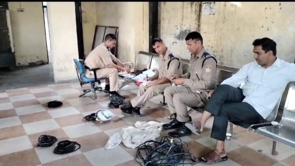 विजिलेंस की संयुक्त टीम की छापेमारी 11 लोगों को बिजली चोरी करते हुए पकड़ा। 1 IMG-20231005-WA0000