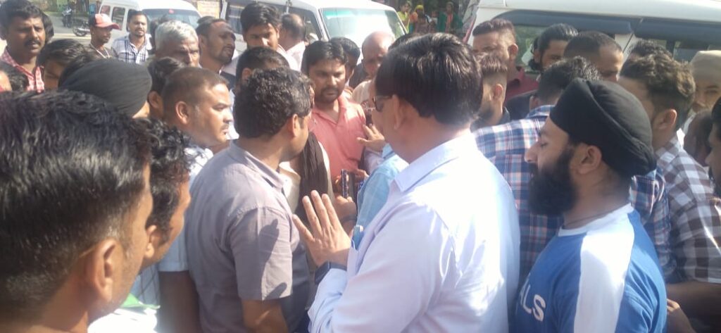 एक्सक्लूसिव न्यूज़ स्वास्थ्य विभाग की टीम बुगाा वाला क्षेत्र अवैध तरीके से चल रहे अस्पताल को किया सील 50000 का जुर्माना भी ठोका 1 IMG-20231008-WA0002