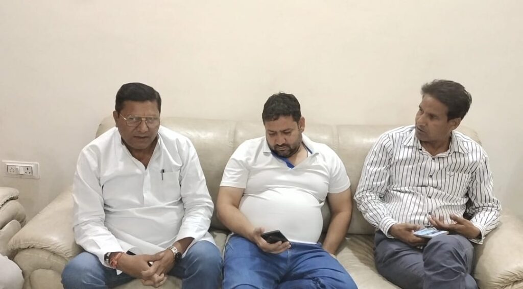 किसान सम्मान यात्रा को लेकर पूर्व राज्य मंत्री एवं कांग्रेस कार्यकर्ताओं ने कसी कमर, किसान सम्मान यात्रा को लेकर पूर्व राज्यमंत्री ने करी पत्रकार वार्ता 1 IMG-20231015-WA0020