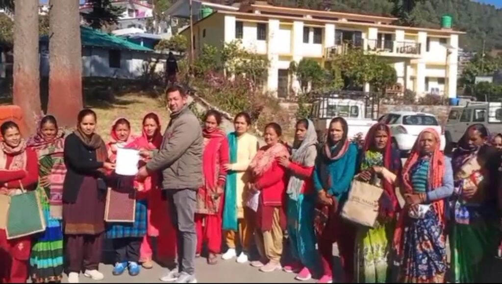 बंदरों के आतंक से निजात दिलाने के लिए महिलाओं ने एसडीएम कार्यालय का किया घिराव एसडीएम को दिया ज्ञापन 1 IMG-20231203-WA0005