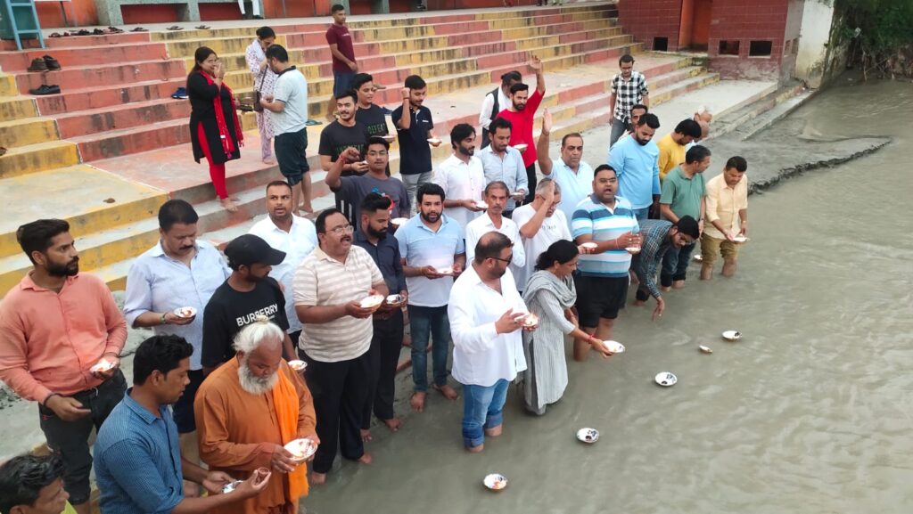 जम्मू कश्मीर के कठुआ में शहीद हुए सैनिकों को दी श्रद्धांजलि। 1 IMG-20240709-WA0058