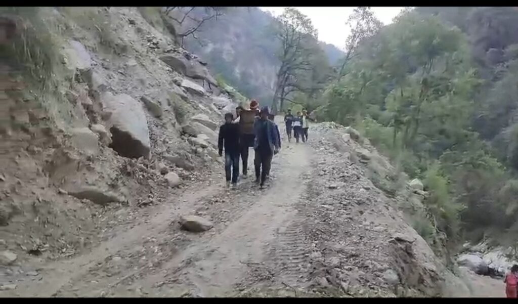 सड़क से वंचित पिलंग के ग्रामीण: आजादी के 76 साल बाद भी 10 किलोमीटर पैदल यात्रा को मजबूर 1 Screenshot_20241219_124712_WhatsApp