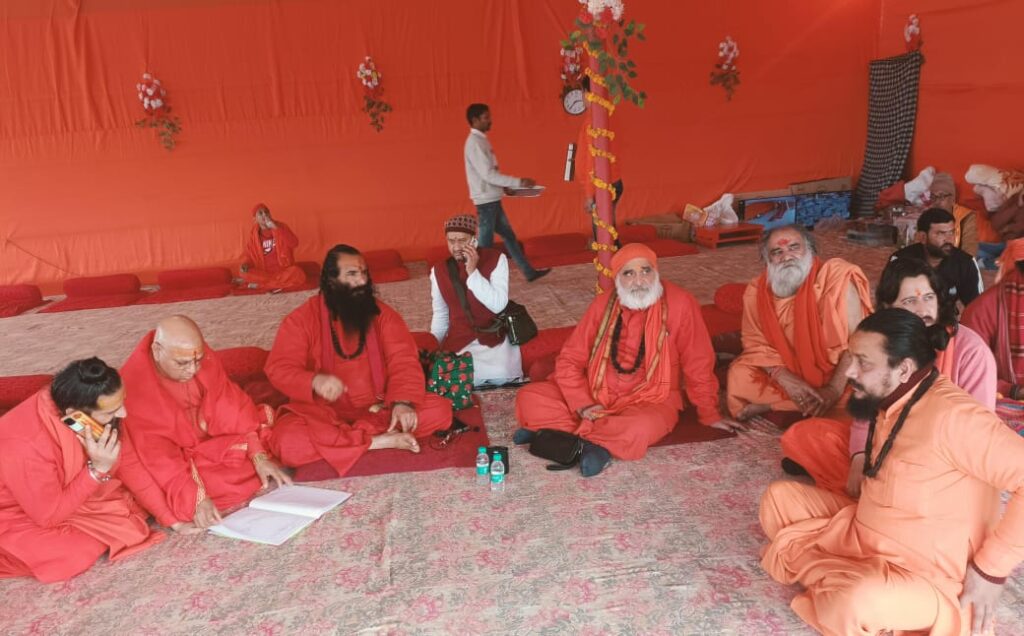 महाकुम्भ मे शाही स्नान कों लेकर संत जुटे तैयारीयों मे 1 IMG-20250115-WA0004