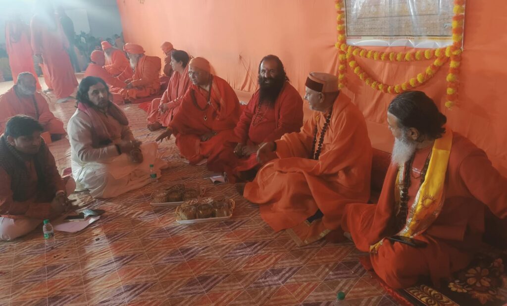 27 जनवरी की धर्म संसद को लेकर निरंजन अखाड़े की छावनी में संत महापुरुषों की हुई अहम बैठक 1 IMG-20250121-WA0028