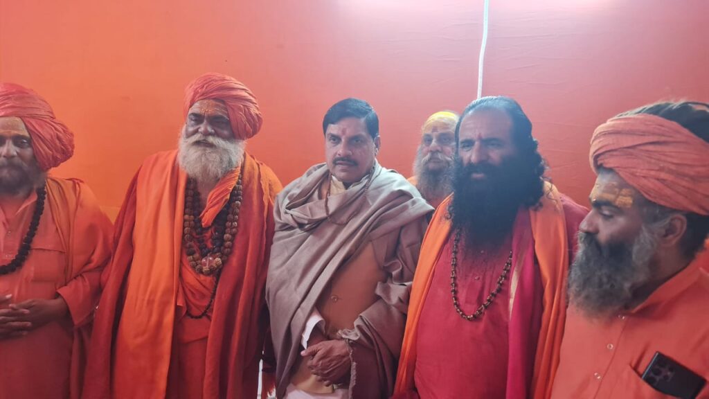 उज्जैन के मुख्यमंत्री ने प्रयागराज महाकुंभ संगम में स्नान कर लिया संत महापुरुषों का आशीर्वाद 1 IMG-20250208-WA0039