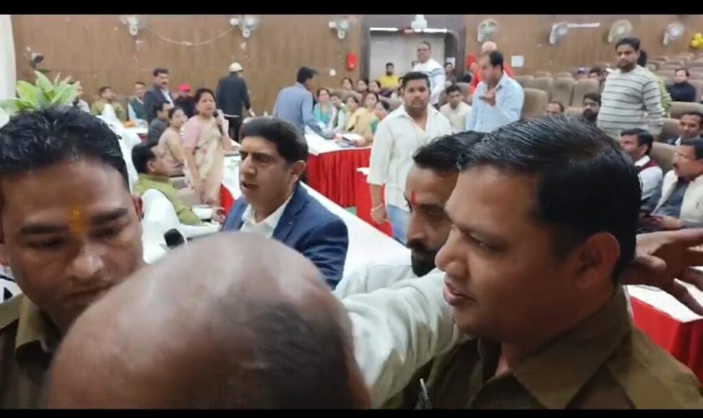 BJP विधायक प्रदीप बत्रा बने 'तानाशाह', नगर निगम की पहली बैठक में मीडिया बैन, पत्रकारों में आक्रोश 1 IMG-20250303-WA0004