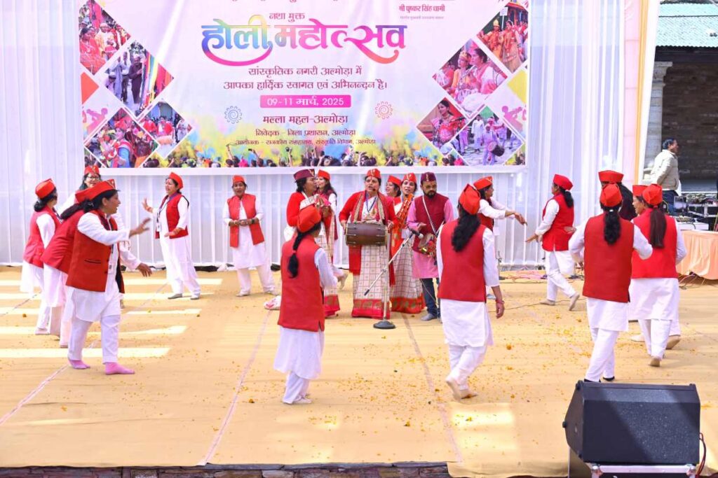 अल्मोड़ा में नशा मुक्ति थीम पर होली महोत्सव का भव्य आगाज 1 02-