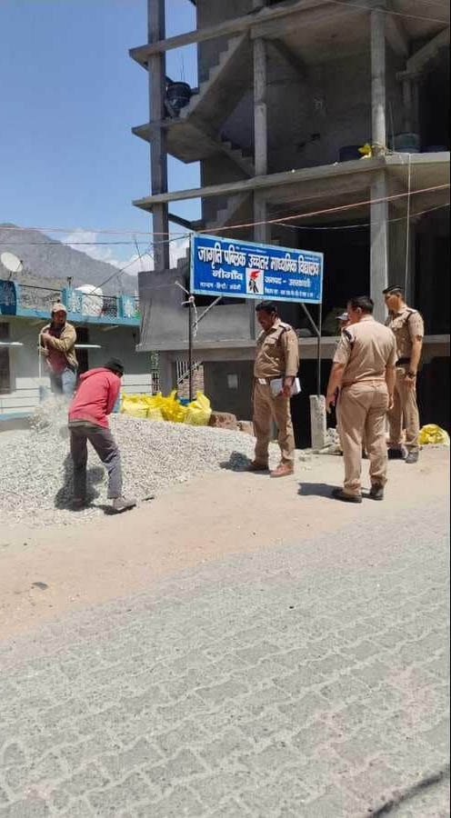 नौगांव में सड़क किनारे से अवैध सामग्री हटायी 1 03 (5)