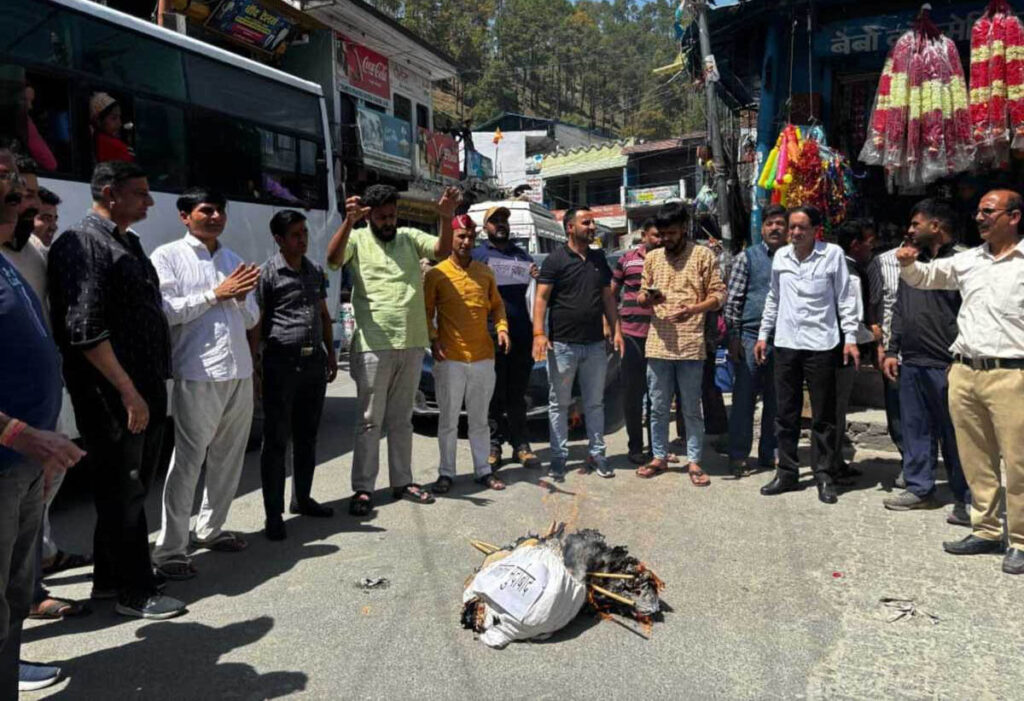 पुरोला में पहलगाम आतंकी हमले के विरोध में प्रदर्शन 1 04 (1)