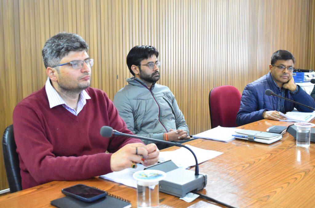 डीएम ने ली ग्रीष्मकालीन राजधानी परिक्षेत्र में अवस्थापना विकास एवं आवश्यक सुविधाएं विकसित किए जाने को लेकर बैठक 1 04 (12)