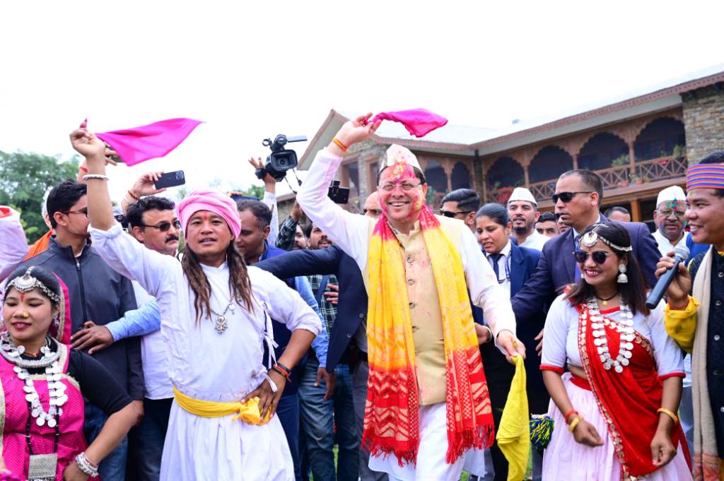 मुख्यमंत्री आवास में होली मिलन कार्यक्रम का भव्य आयोजन 1 05-