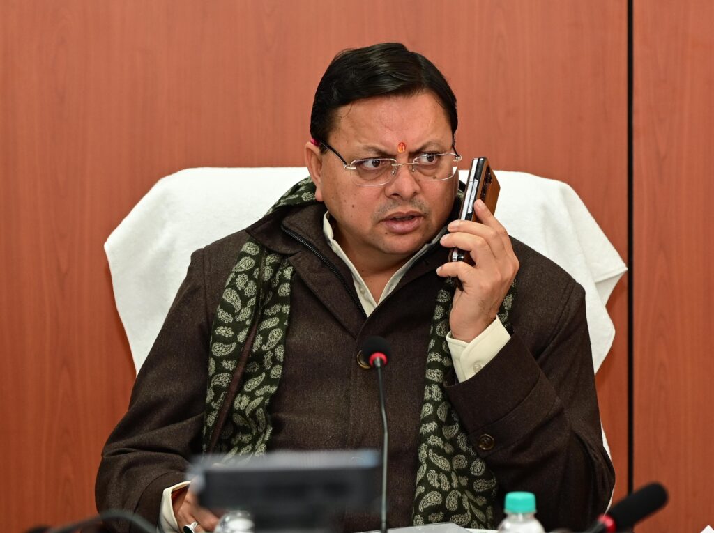 मुख्यमंत्री धामी ने राज्य आपदा परिचालन केंद्र पहुंचकर आपदा प्रबंधन के कार्यों का लिया अपडेट 1 06 (1)