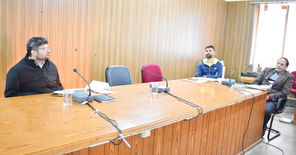 जिलाधिकारी ने की जल संस्थान और पेयजल निगम के कार्यों की समीक्षा 1 07- (1)