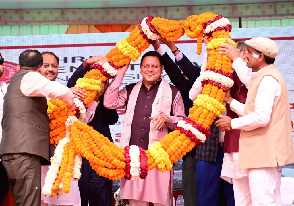 उत्तराखंड में सर्वप्रथम समान नागरिक संहिता लागू किये जाने पर मुख्यमंत्री धामी का गजरौला, उत्तर प्रदेश में हुआ सम्मान 1 09 (3)