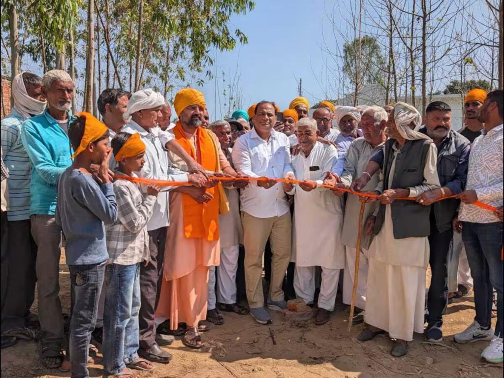 विधायक ने किया 98 लाख की सड़कों का शुभारंभ 1 09 (8)