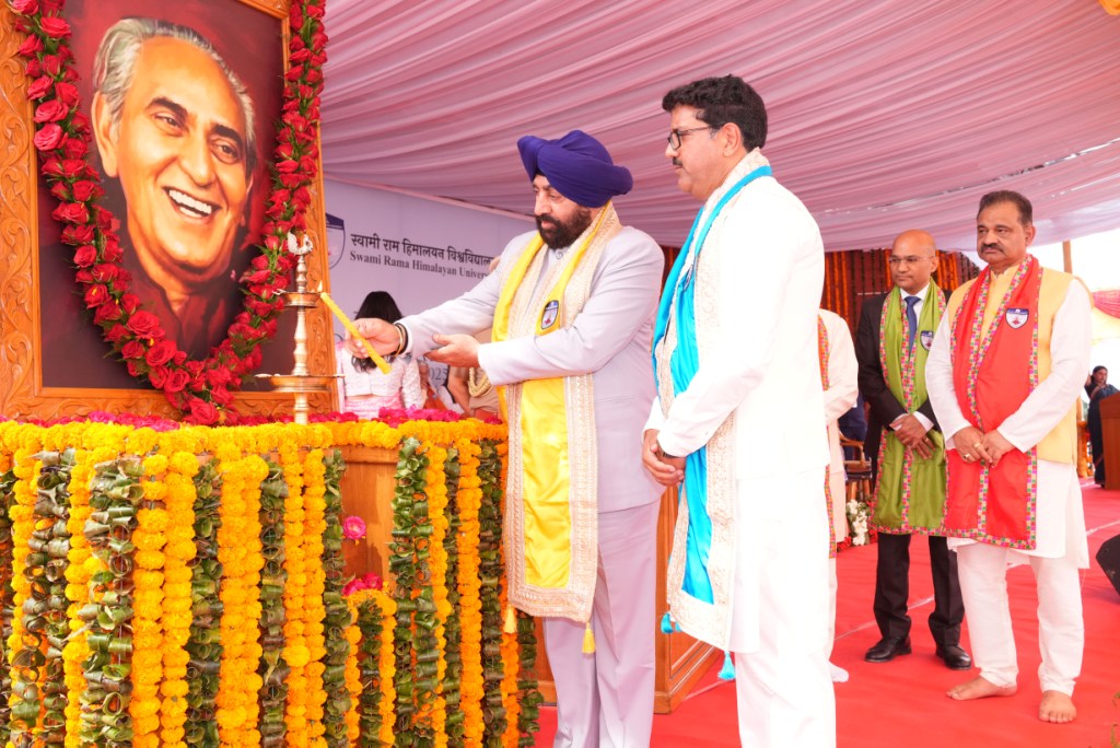 राज्यपाल ने किया स्वामी राम हिमालयन विश्वविद्यालय, जौलीग्रांट, देहरादून के सातवें दीक्षांत समारोह में बतौर मुख्य अतिथि प्रतिभाग -----------------------11 से 16 1 11 (9)