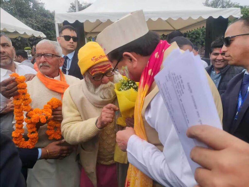 सीएम से मुलाकात कर नशामुक्ति की मांग की 1 22- (2)