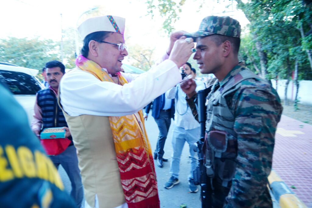 काफिला रोक, सेना के जवानों के बीच पहुंचे मुख्यमंत्री धामी 1 26 (1)