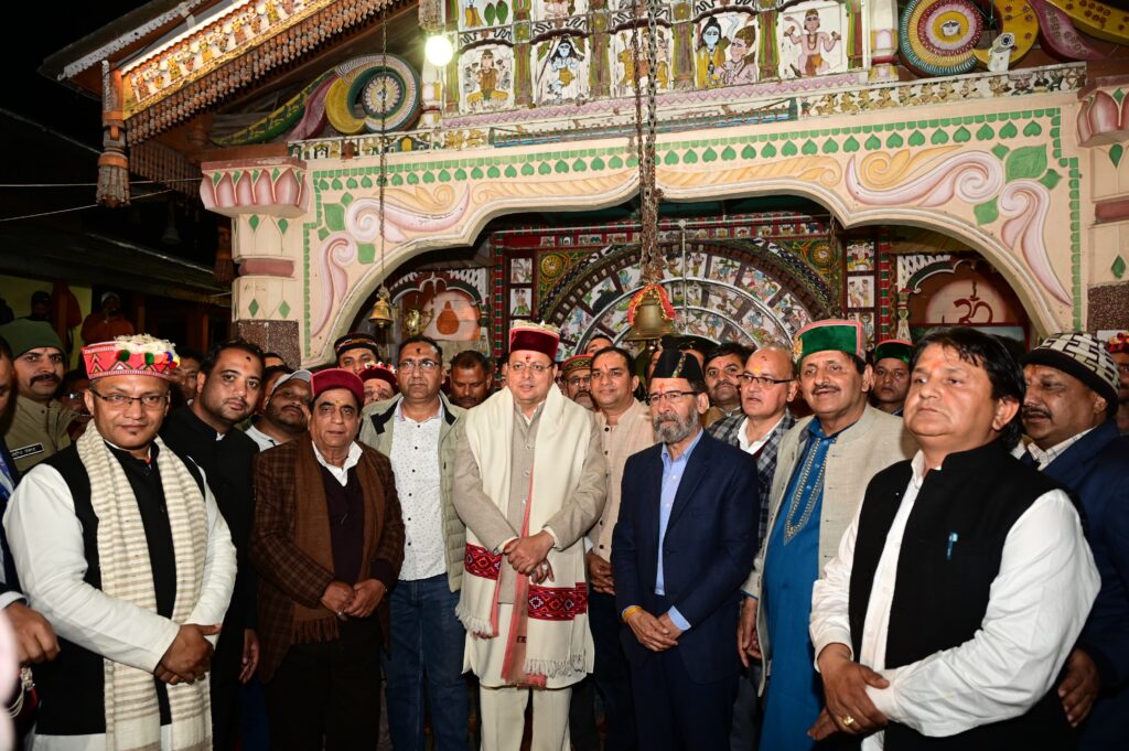 सीएम धामी ने हनोल स्थित महासू महाराज एवं बाशिक महाराज महेंद्रथ में पूजा अर्चना 1 31-