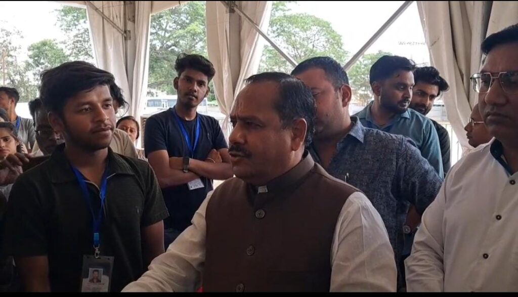 पर्यटन विकास राज्य मंत्री ने चार धाम यात्रा रजिस्ट्रेशन सेंटर का किया निरीक्षण। 1 IMG-20250505-WA0003