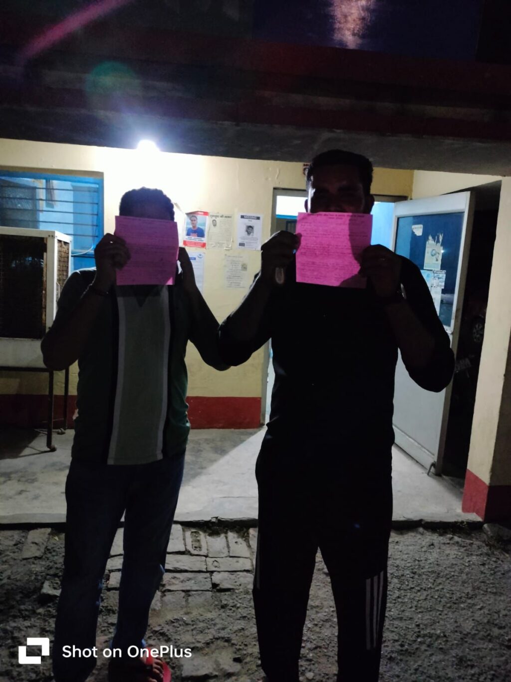 गंगा किनारे शराब पीना पड़ा भारी, दो युवक हिरासत में। 1 IMG-20250515-WA0045