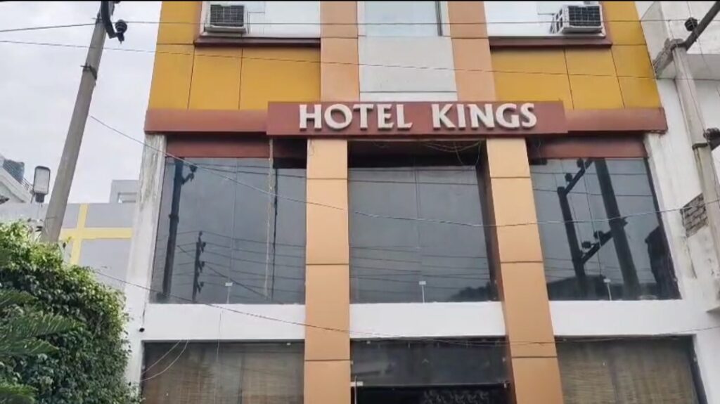 होटल किंग में देह व्यापार का भंडाफोड़, ग्रामीणों की सूचना पर पुलिस की दबिश एक महिला गिरफ्तार 1 Screenshot_20250505_150636_WhatsApp