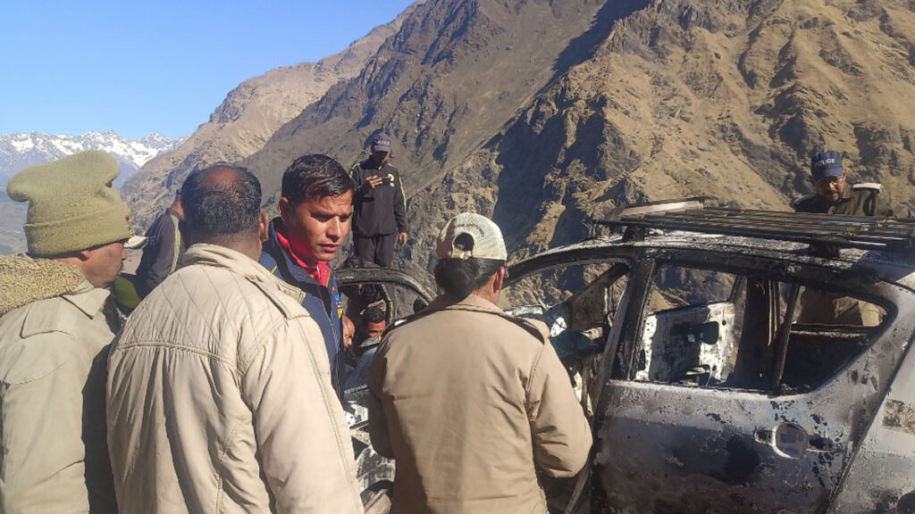 जली हुई कार के अंदर महिला का कंकाल मिलने से हड़कंप,मौके पर जांच के लिए पुलिस पहंुची 1 d 3 (21)